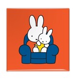 Aimant de réfrigérateur, Miffy assis sur une chaise Aimant de réfrigérateur, Miffy assis sur une chaise
