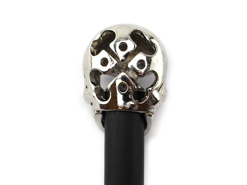 Lápiz negro, calavera plateada