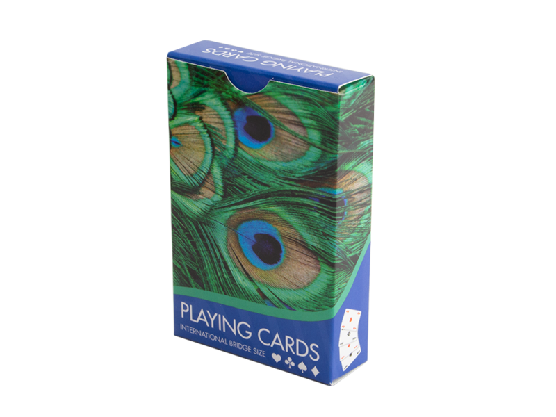 Jugando a las cartas,  plumas de pavo real
