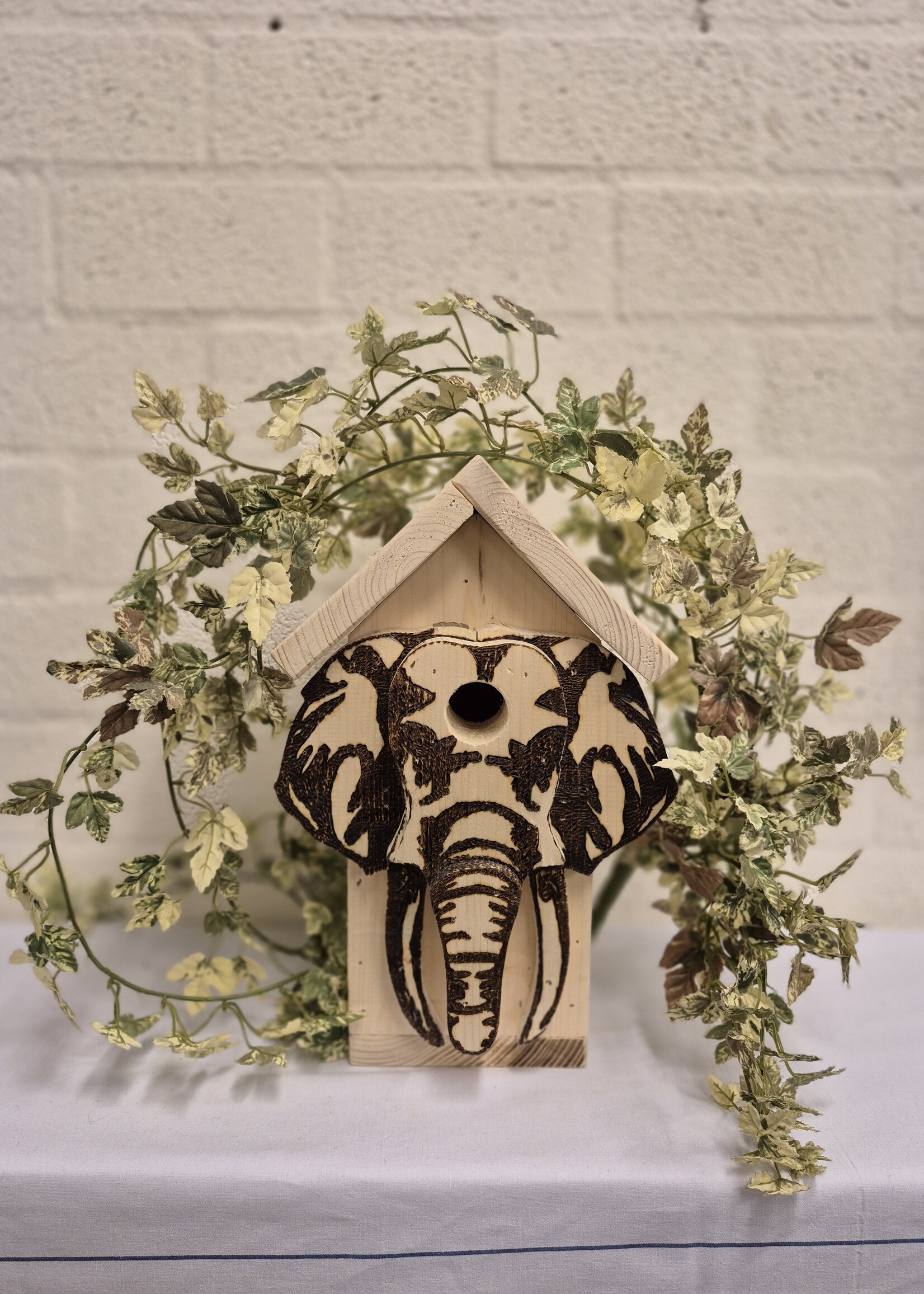 Vogelhuisje met Olifant – Unieke Tuindecoratie voor Vogelliefhebbers