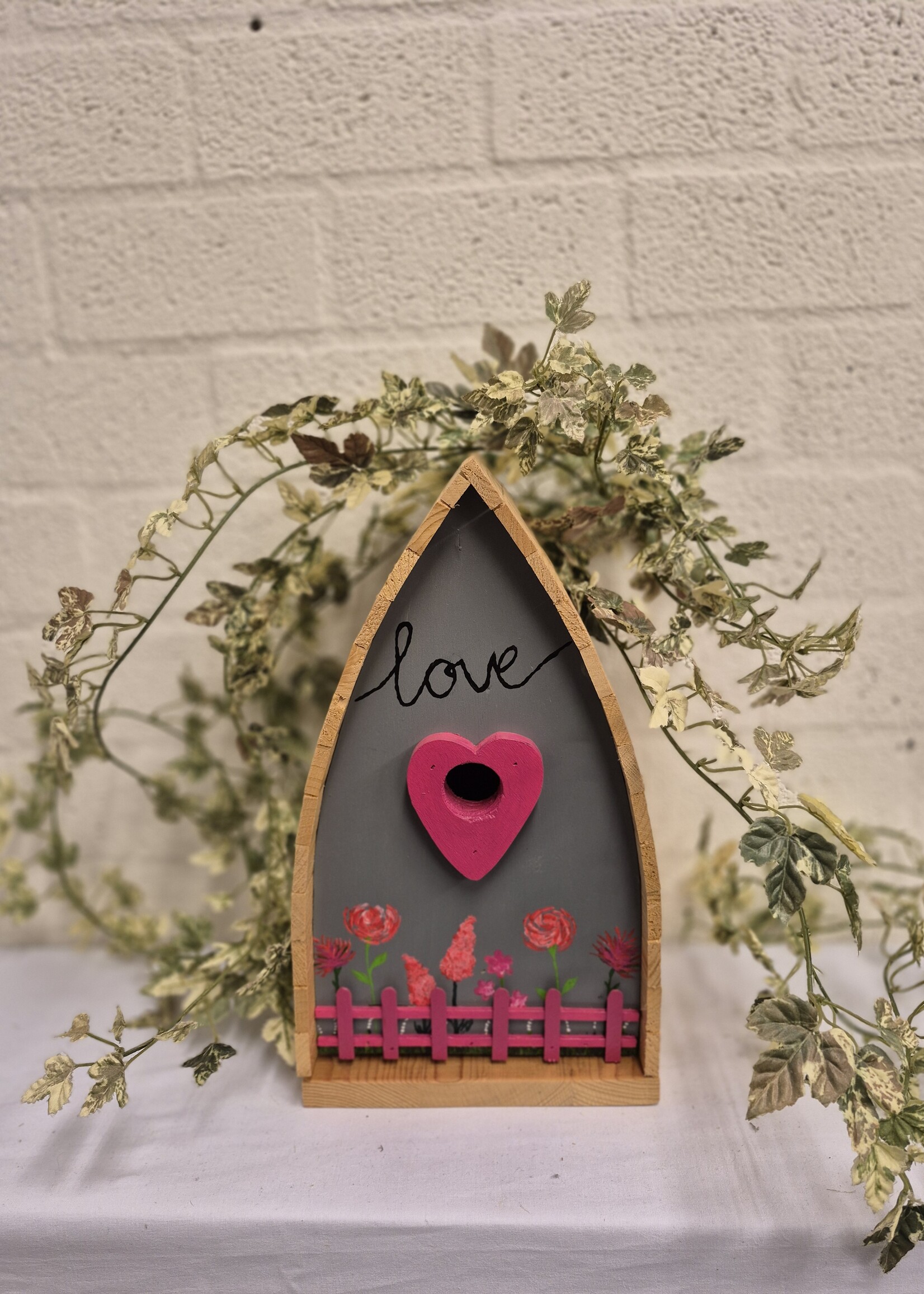 Romantisch Vogelhuisje met Roze Hartje en  Bloemen– Unieke Tuindecoratie voor Vogelliefhebbers