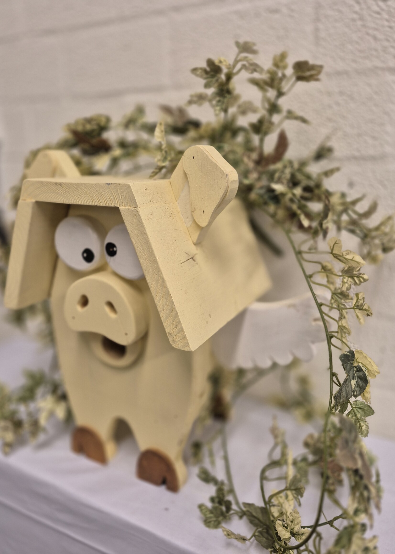 Vogelhuisje met Varkentje – Unieke Tuindecoratie voor Vogelliefhebbers