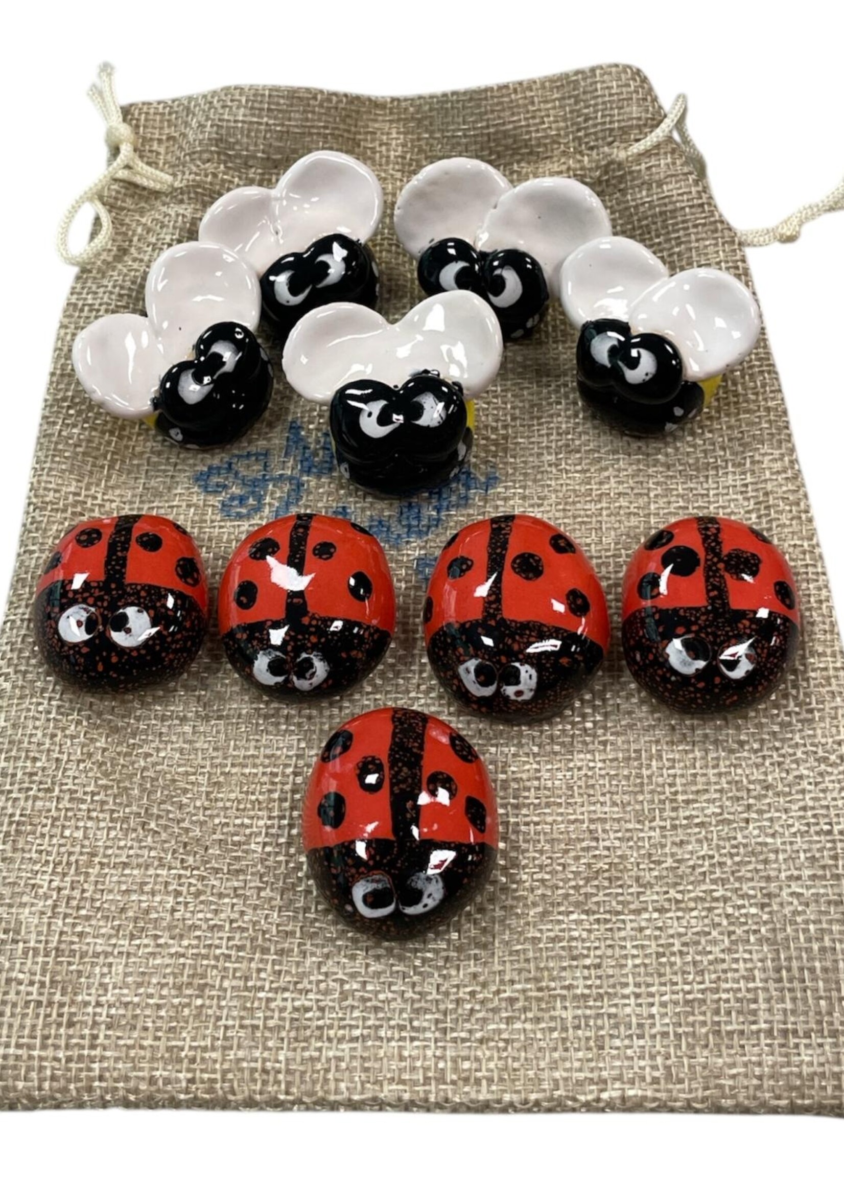 Met de hand gemaakt keramische insecten