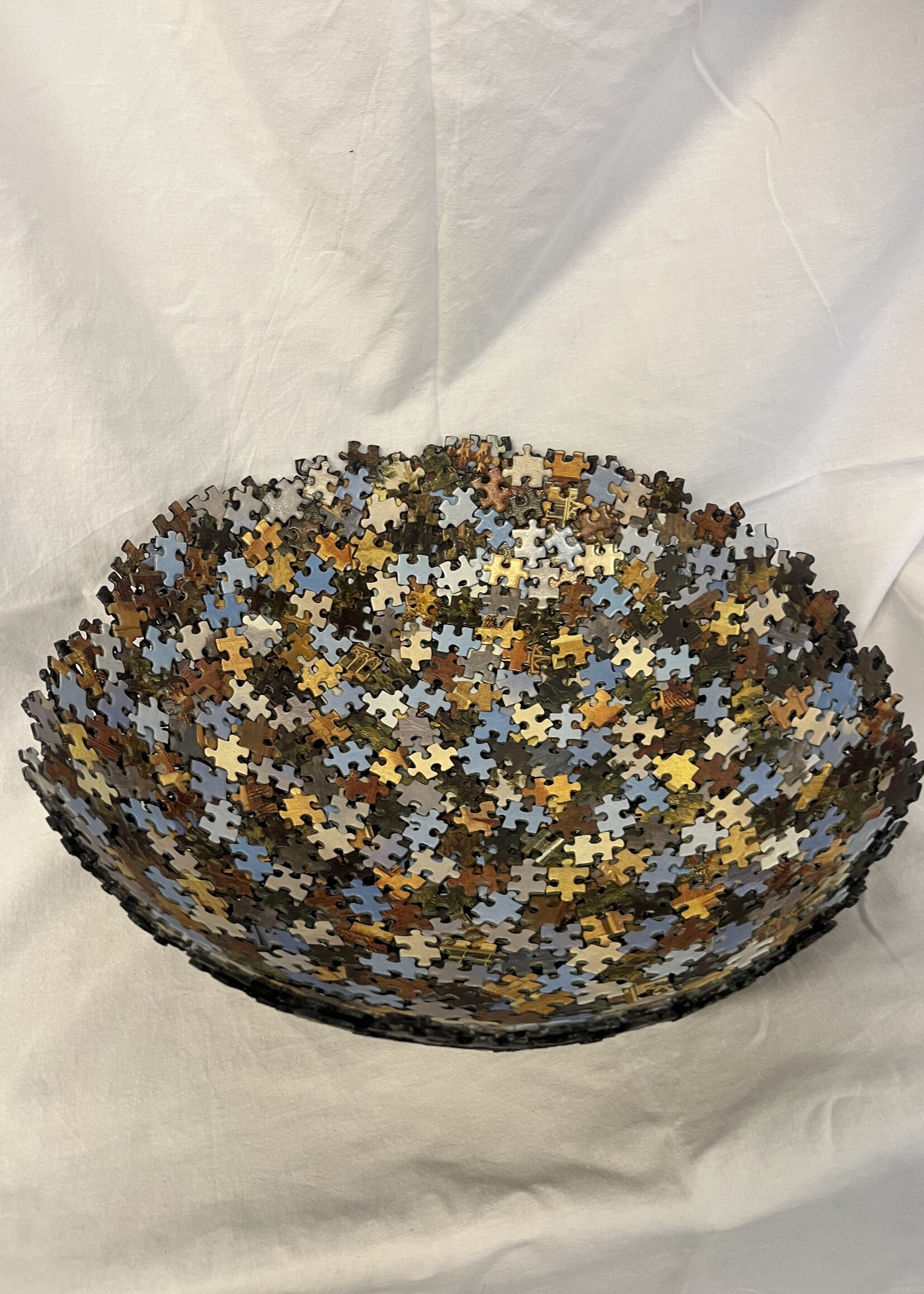 Schaal gemaakt van puzzelstukjes