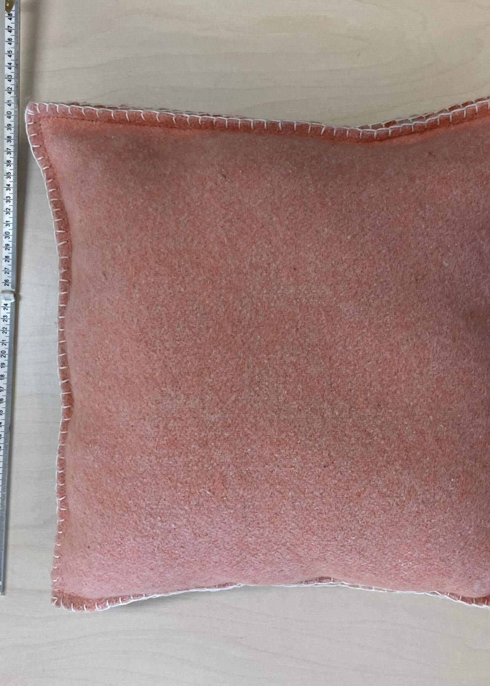 Gekleurde kussen van gerecycled materiaal