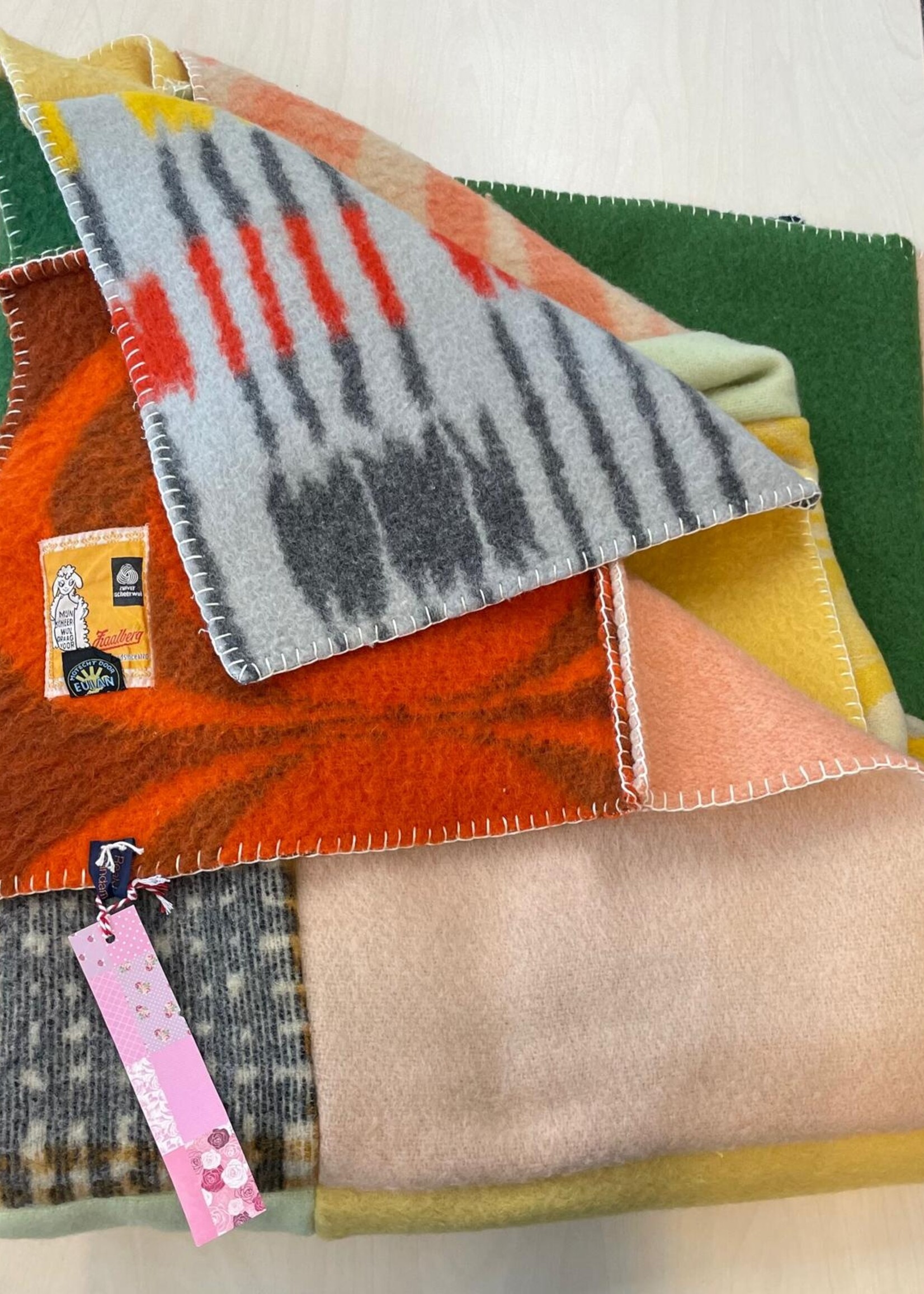 Handgemaakte lapjesdeken van gerecycled materiaal