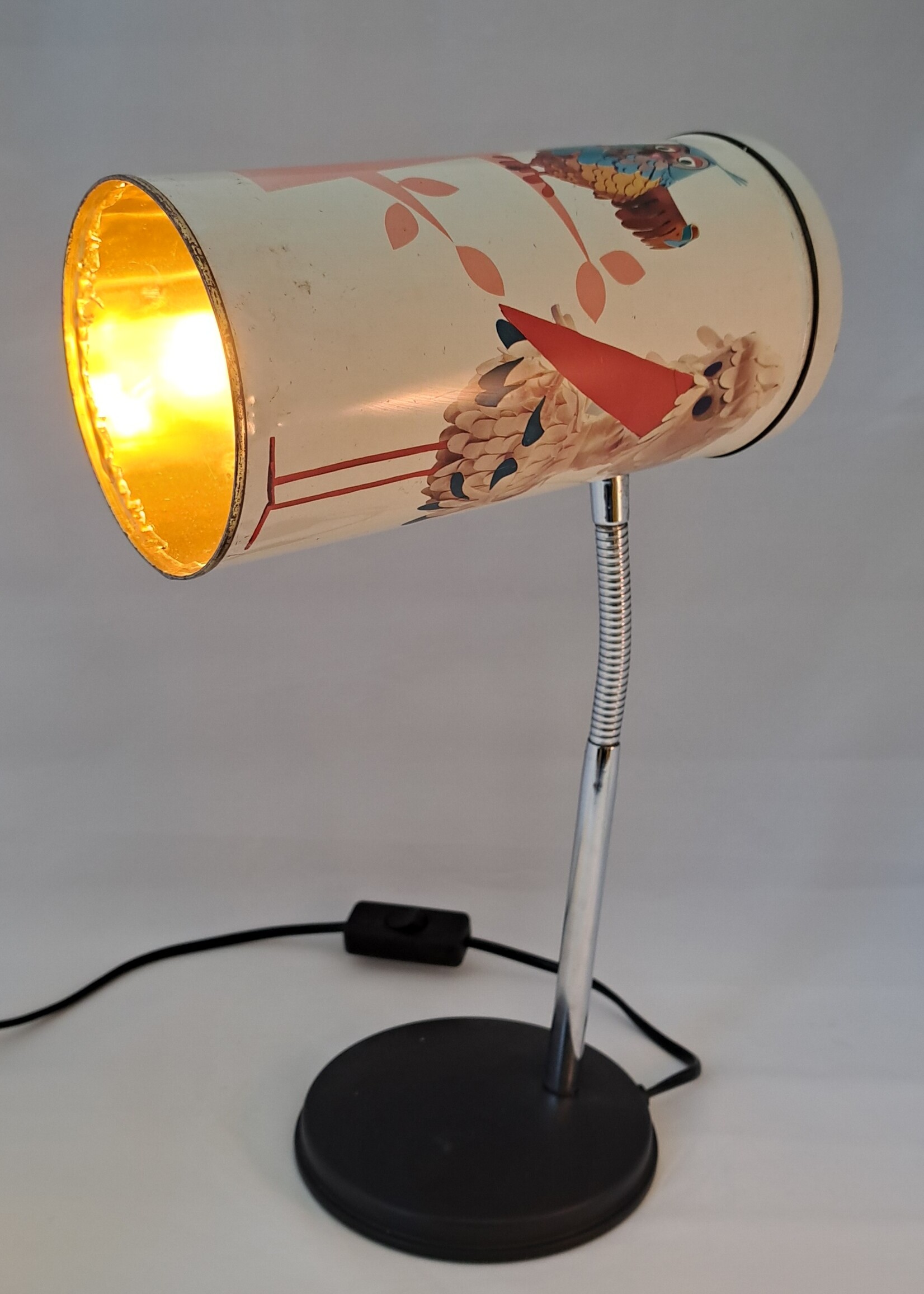 Unieke lamp van beschuitblik