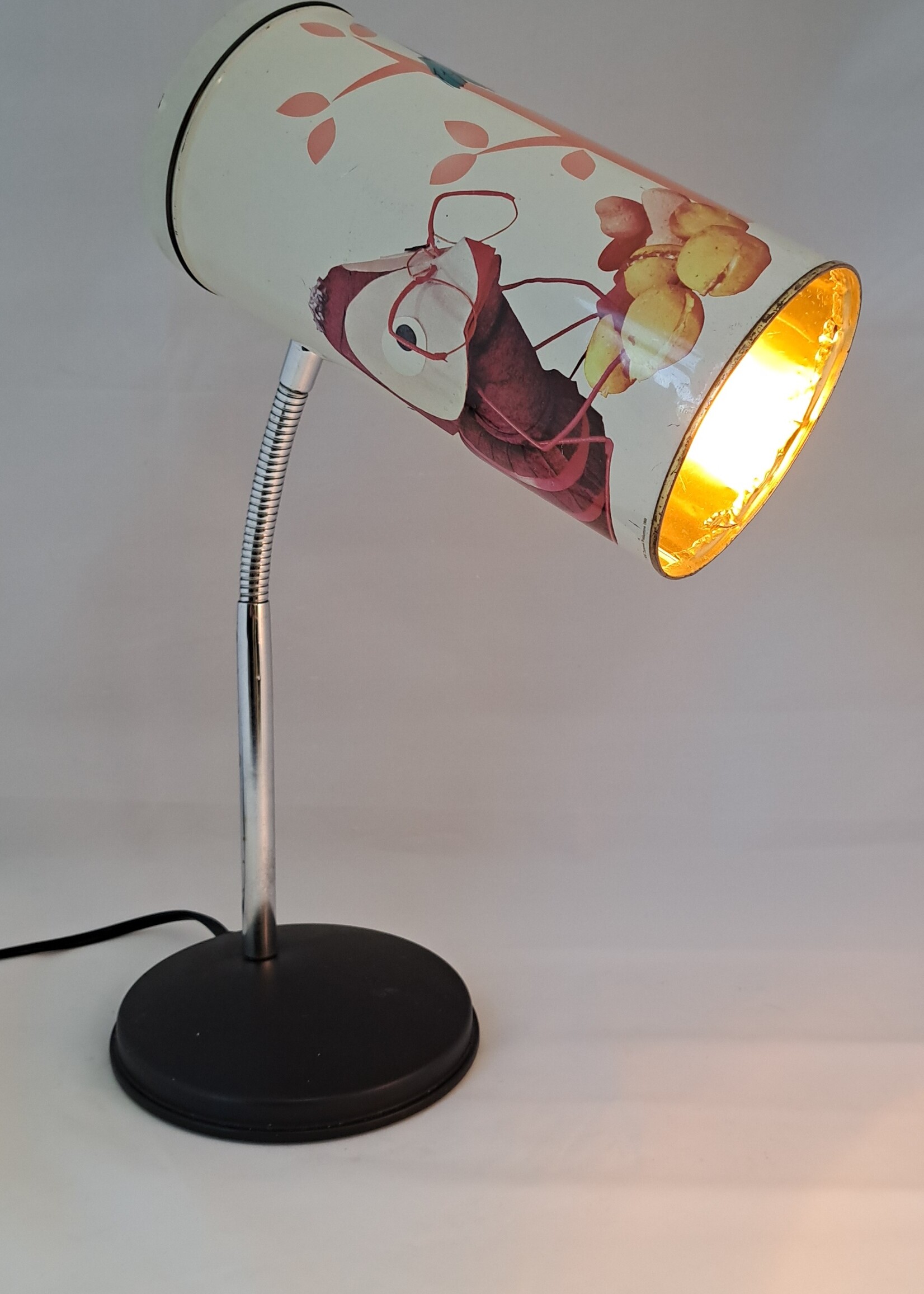Unieke lamp van beschuitblik