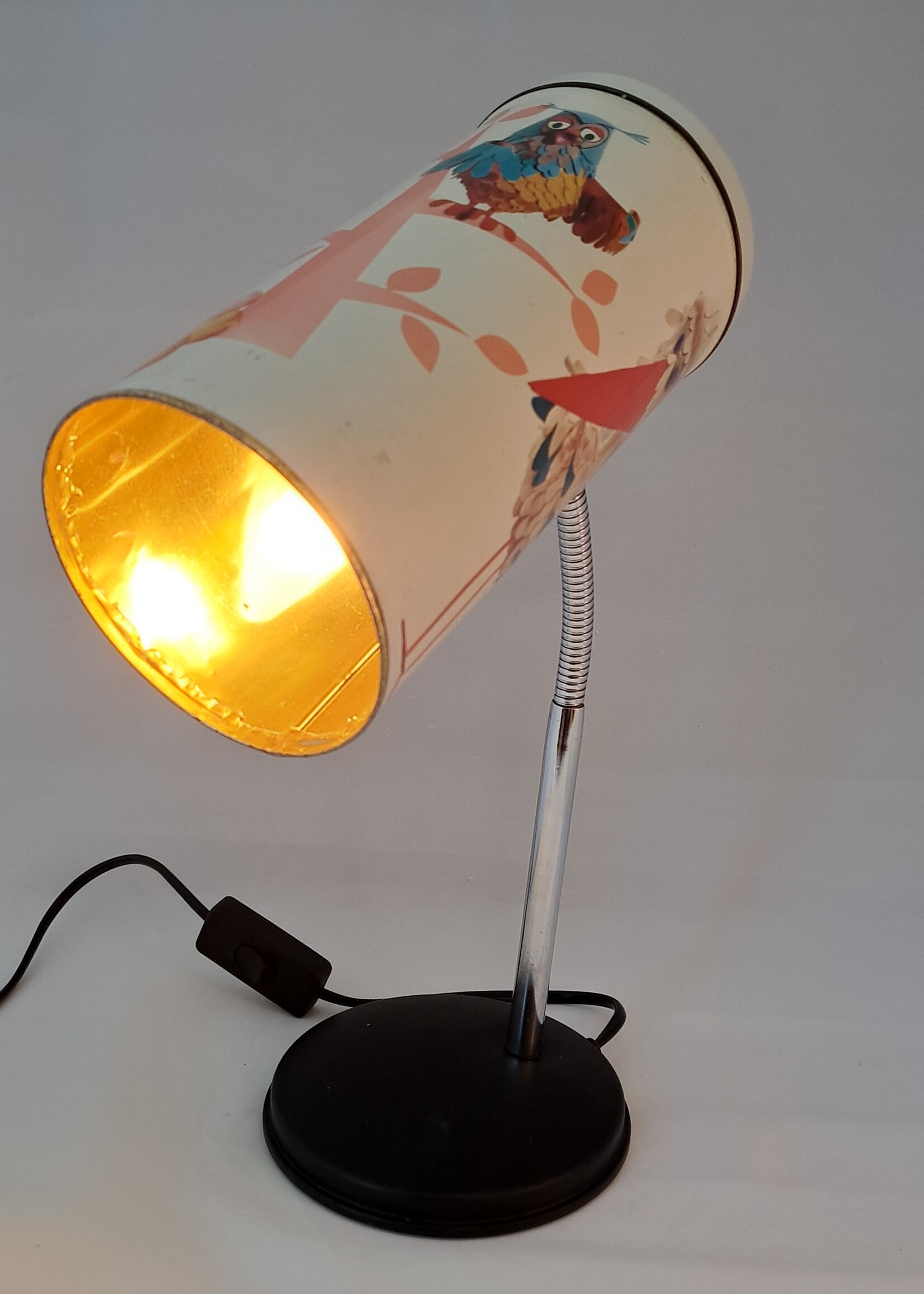 Unieke lamp van beschuitblik
