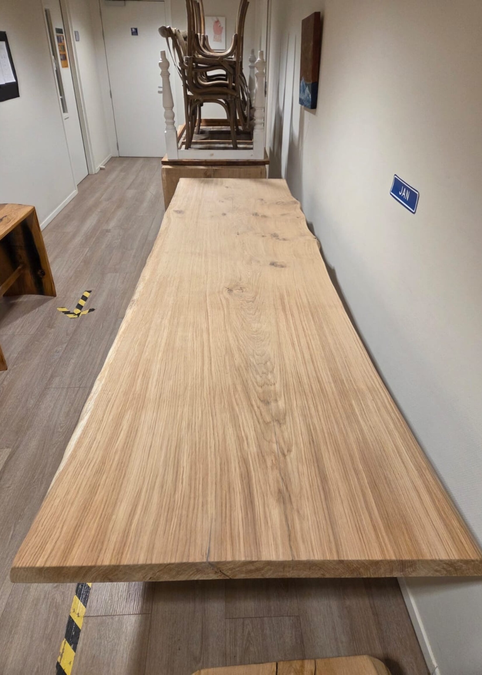 Handgemaakte kloostertafel met houten onderstel
