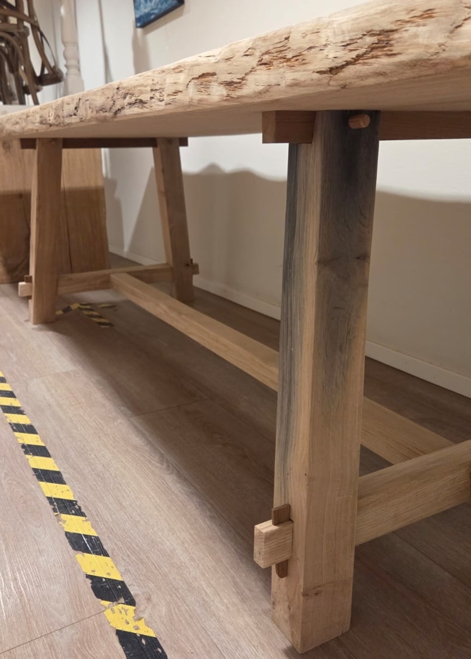Handgemaakte kloostertafel met houten onderstel