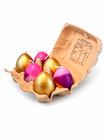 Doos met verschillende gekleurde eieren kaars