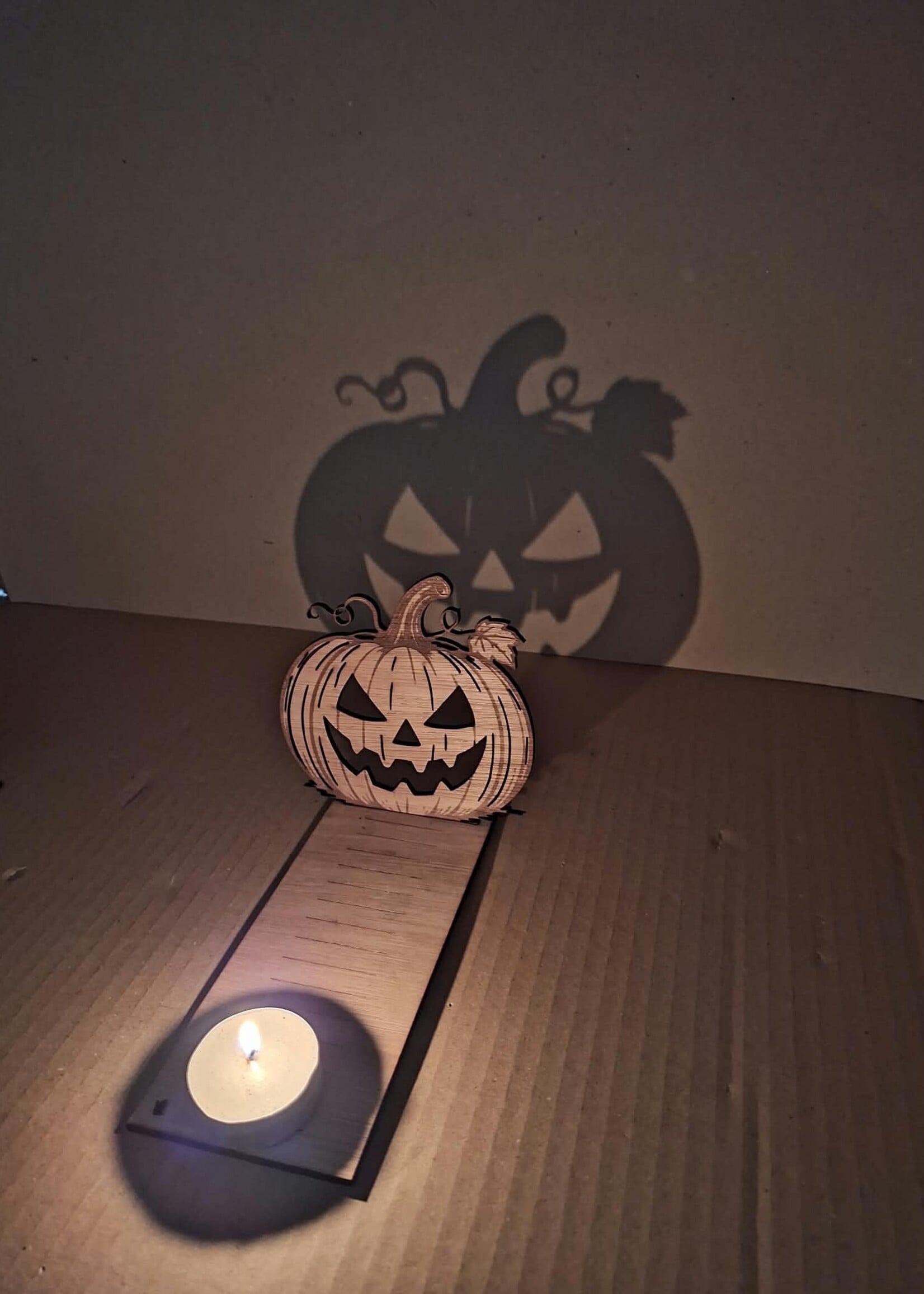 Houten Halloween- lichtje met schaduw