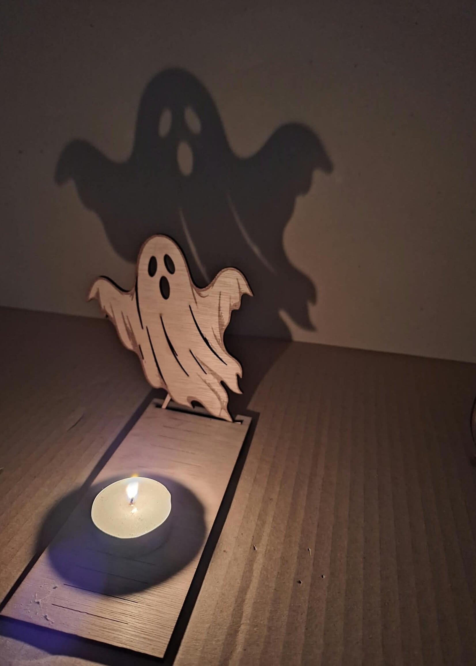 Houten Halloween- lichtje met schaduw