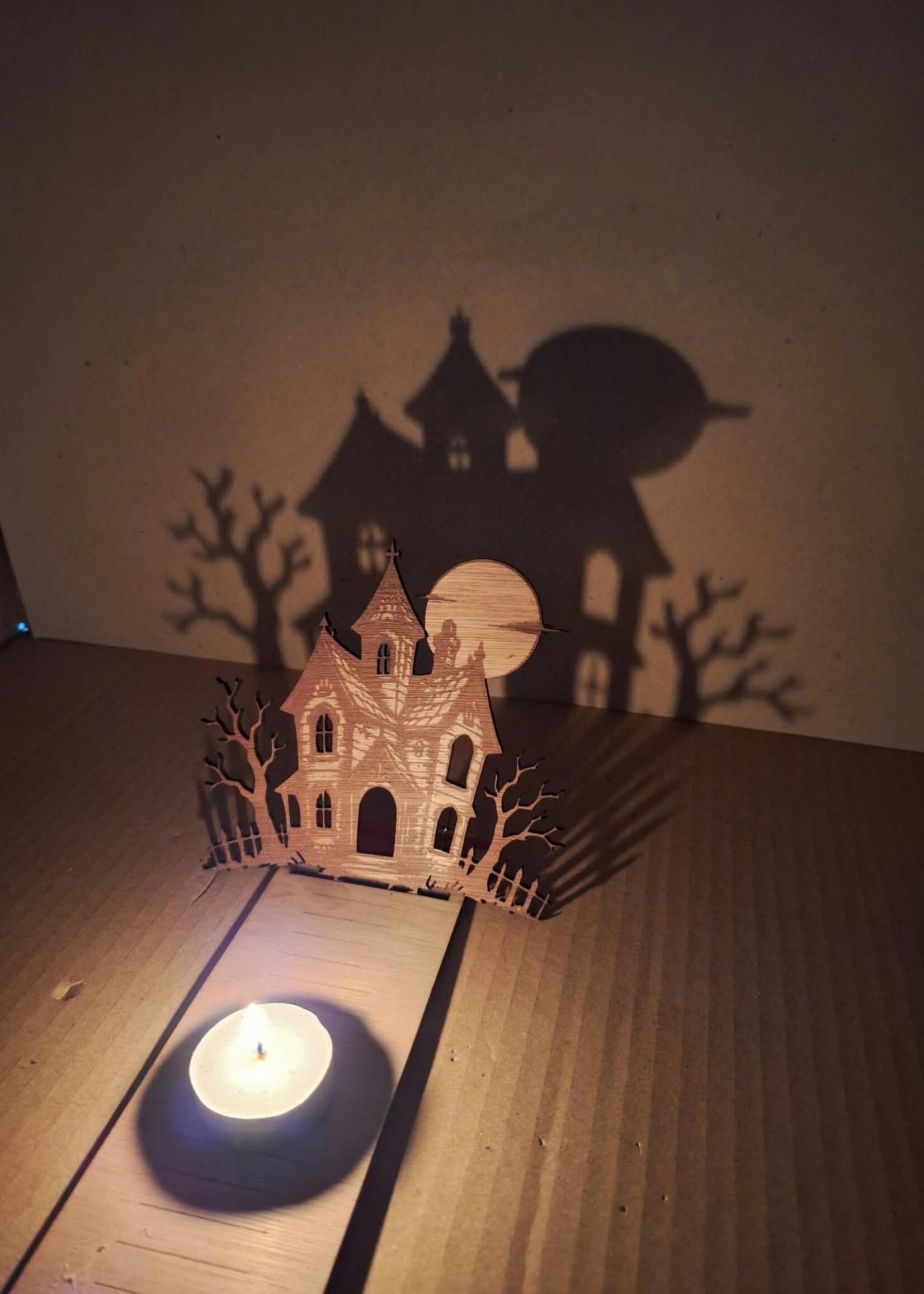 Houten Halloween- lichtje met schaduw
