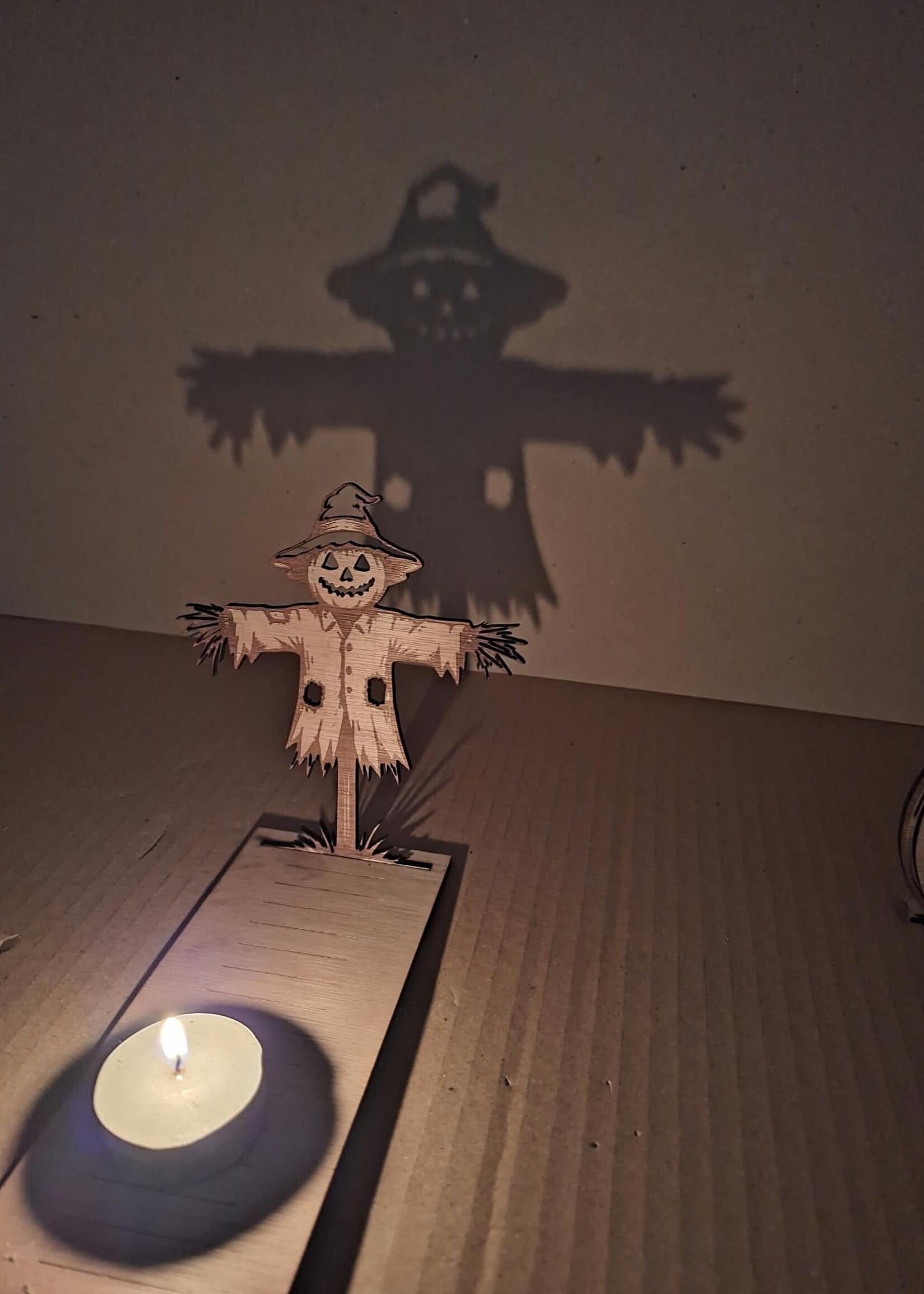 Houten Halloween- lichtje met schaduw