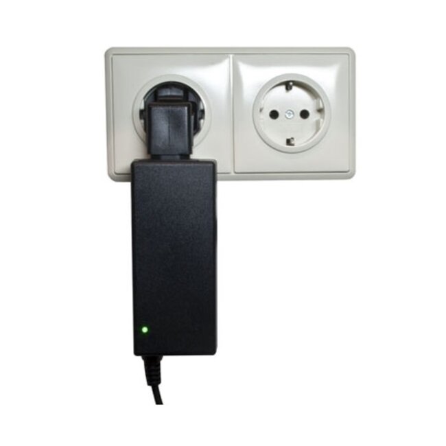 C13 - CEE 7/7 Winkelstromadapter / Schwarz