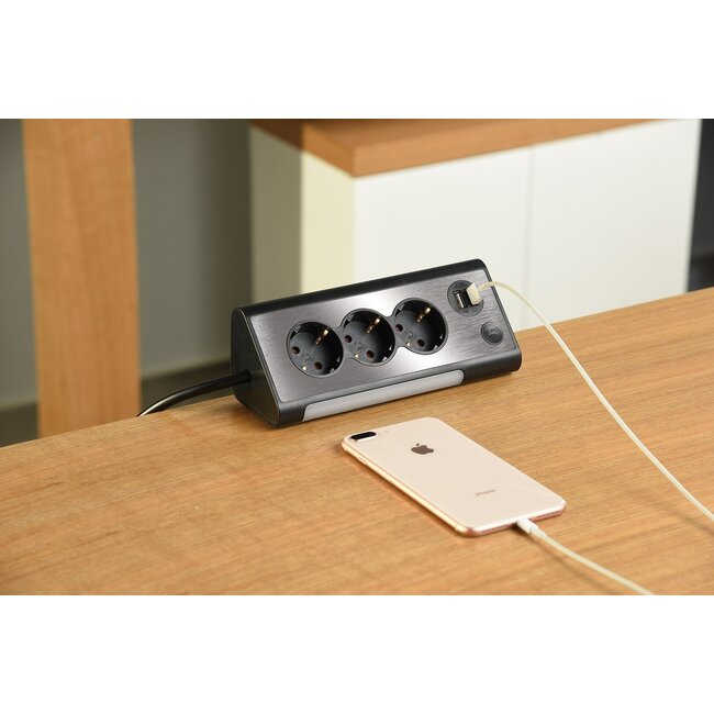 MaxTrack Steckdosenleiste mit 3 Steckplätzen und 2 USB-Anschlüssen, 1,5 m, schwarz