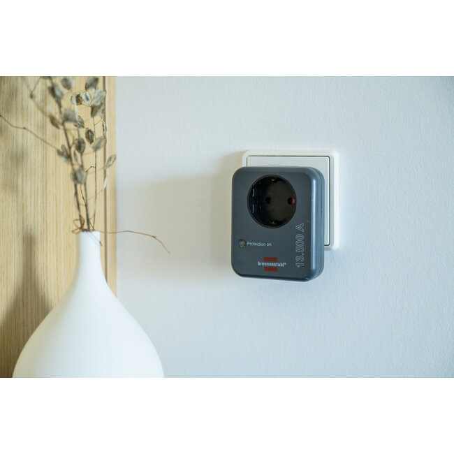 Brennenstuhl Durchgangsstecker mit Überspannungsschutz | 13.500A