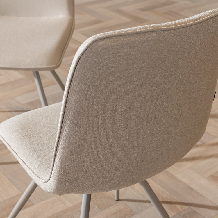 Scandinavische eetkamerstoel Pippi taupe gerecyclede stof