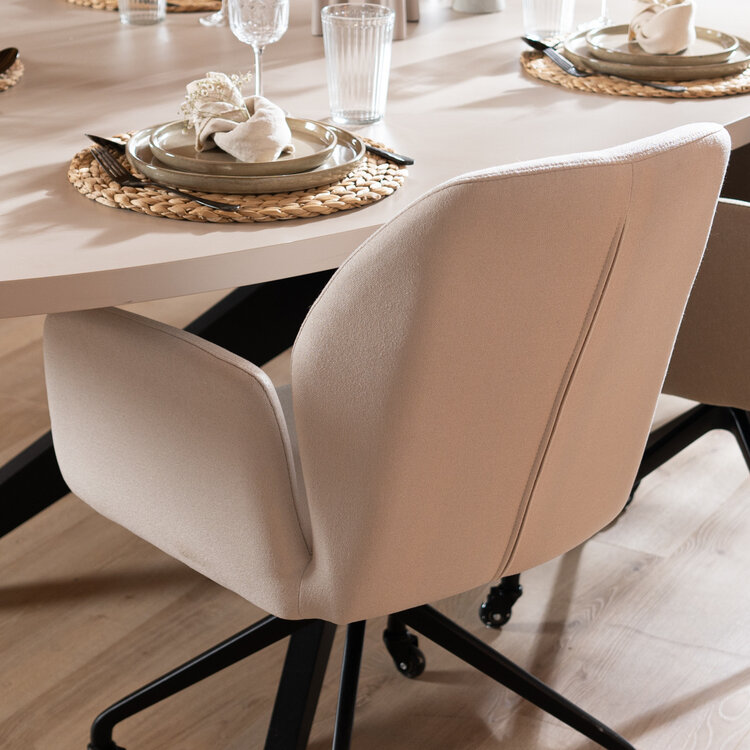 Scandinavische eetkamerstoel op wieltjes Runa gerecyclede stof off white