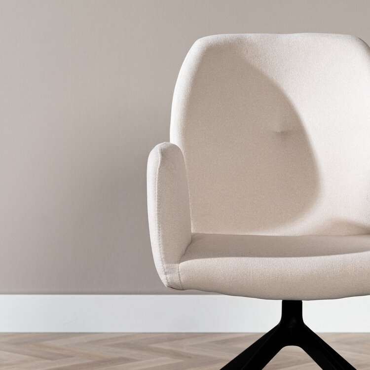 Scandinavische eetkamerstoel op wieltjes Runa gerecyclede stof off white