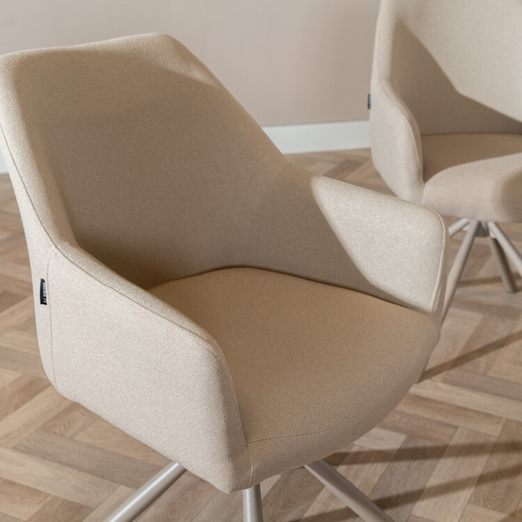 Scandinavische eetkamerstoel Ida draaibaar gerecyclede stof taupe