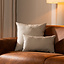 Sierkussen Scandinavisch Hilda stof taupe 25 x 45 cm