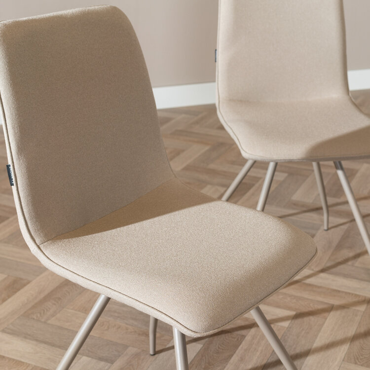 Scandinavische eetkamerstoel Pippi taupe gerecyclede stof
