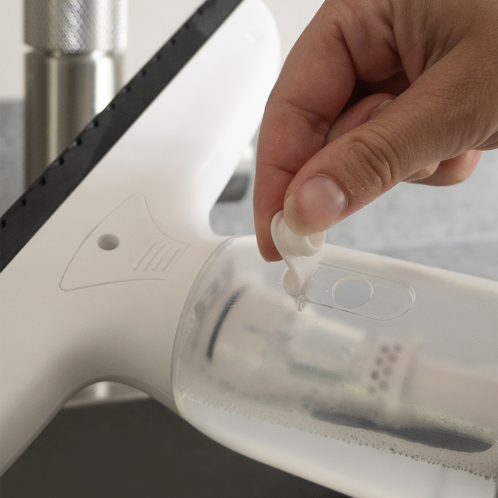 BREND BREND BR-2218 Elektrische Raamwisser en Sprayfles - Ramenwasser met Zuigsysteem
