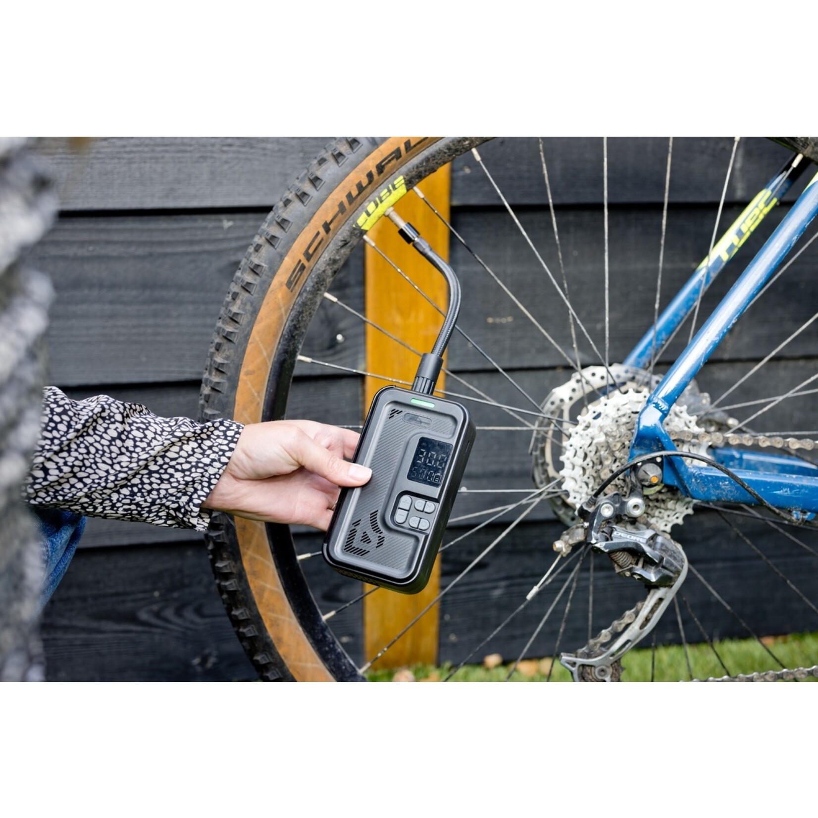 QLT No Less QLT Luchtcompressor met Opbergvak – Draadloos, mAh Batterij en 150 PSI