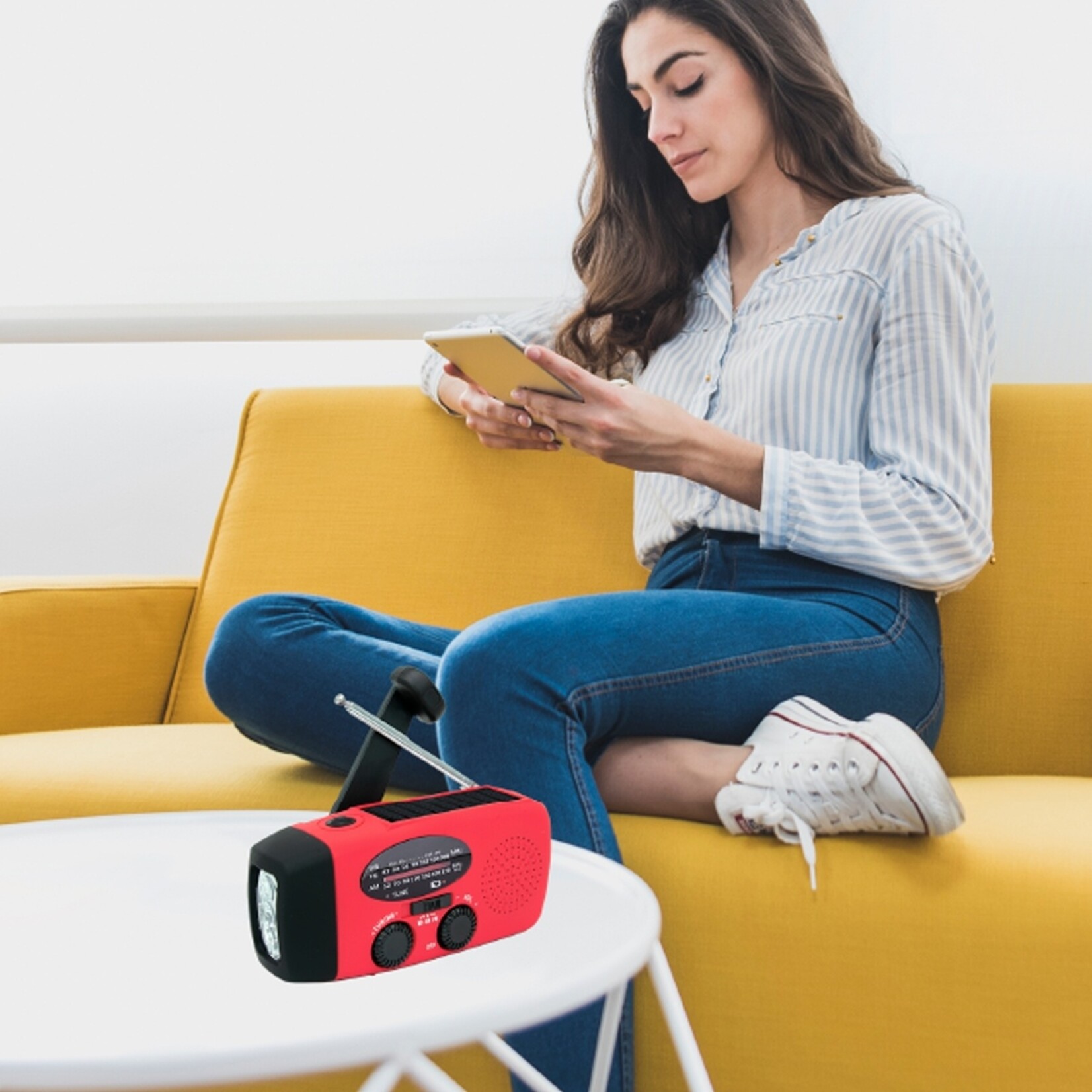 Merkloos AM/FM Noodradio met Zaklamp, Powerbank en 3-in-1 Oplaadopties