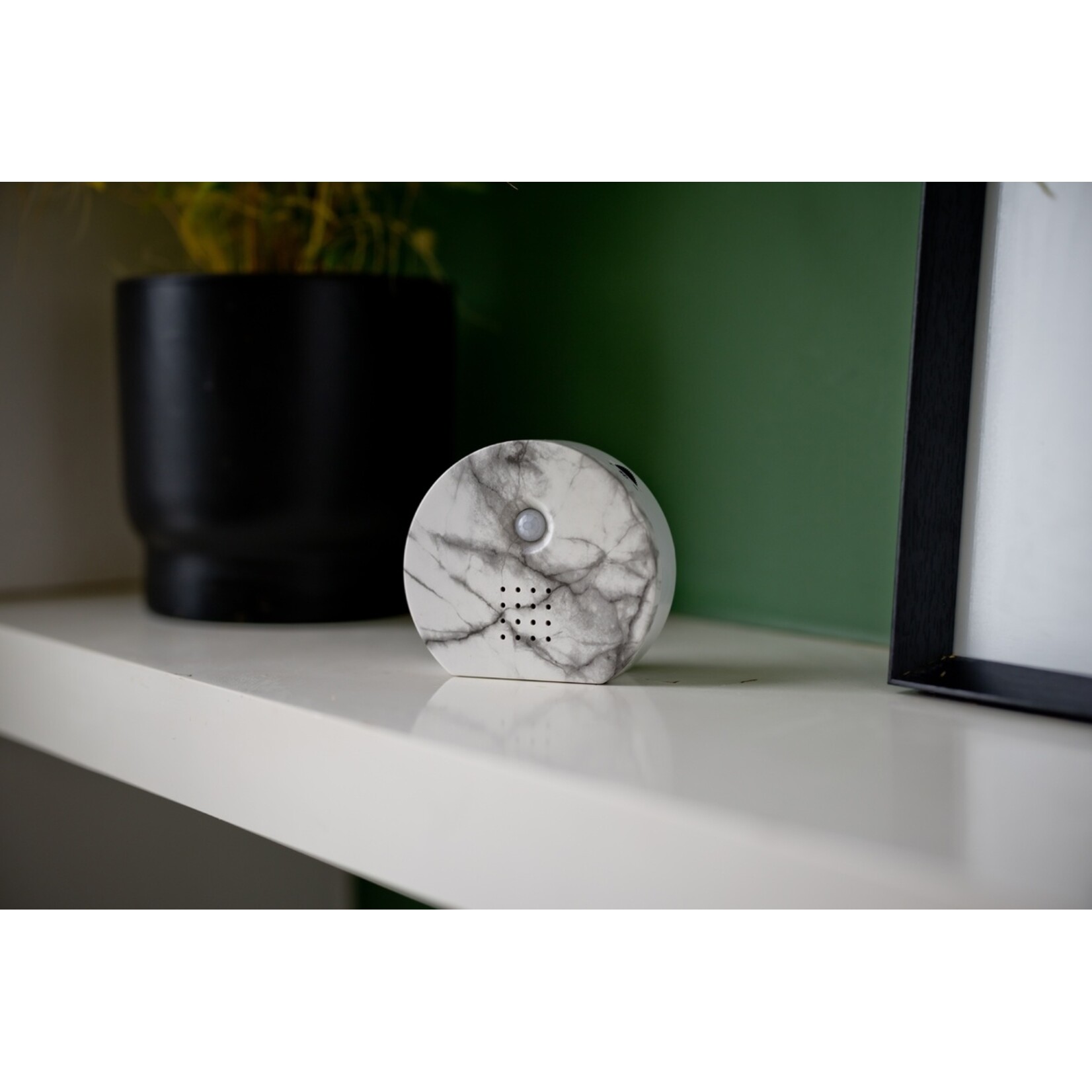 QLT No Less QLT Nature Box Huisje Rond met Vogelgeluiden en Sensor – Marmer