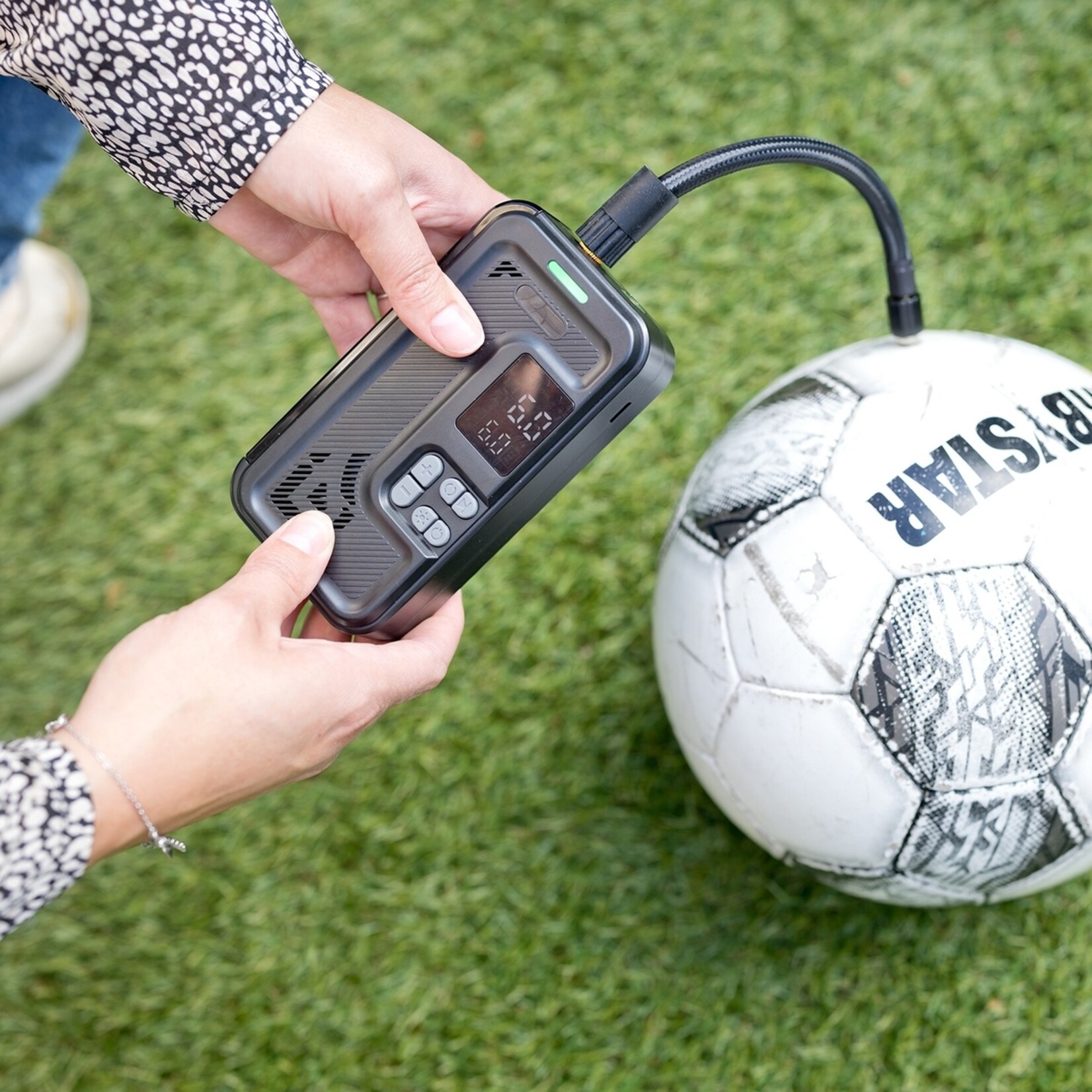 QLT QLT Luchtcompressor met Opbergvak – Draadloos, mAh Batterij en 150 PSI