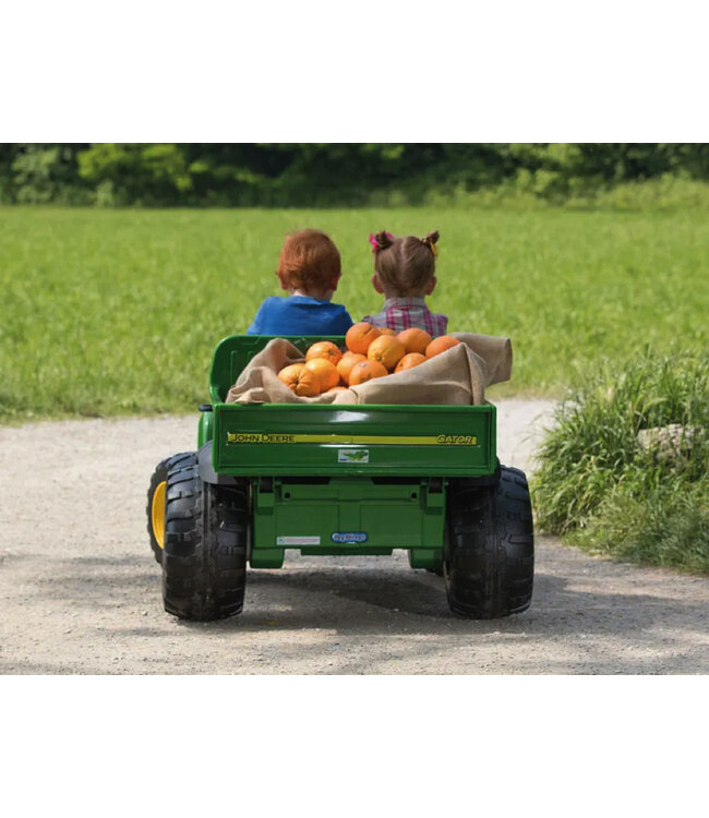 John Deere 12-Volt elektrischer Kindertraktor mit funktionierendem Baggerarm und Kippmulde.