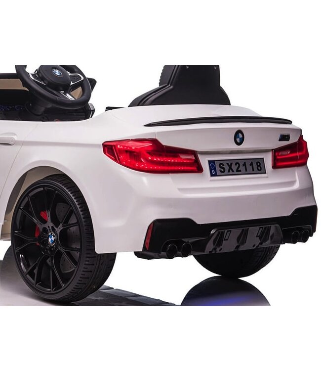 BMW M5, siège en cuir, pneus en caoutchouc, voiture à batterie pour enfants !