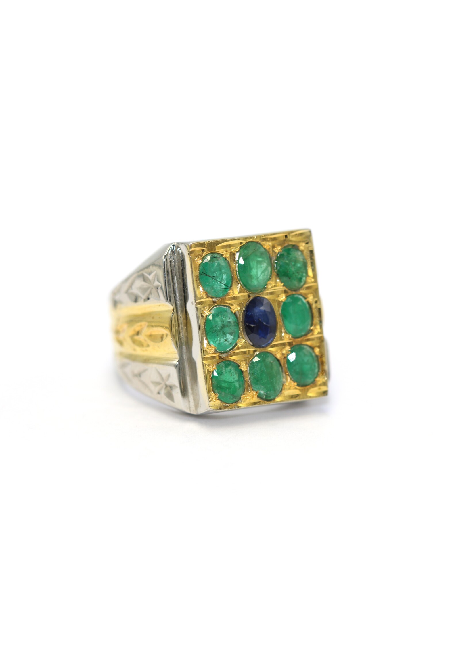 Bague en argent 925 sertie d'un saphir naturel et d'émeraudes