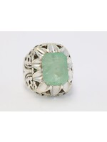 Ring with emerald