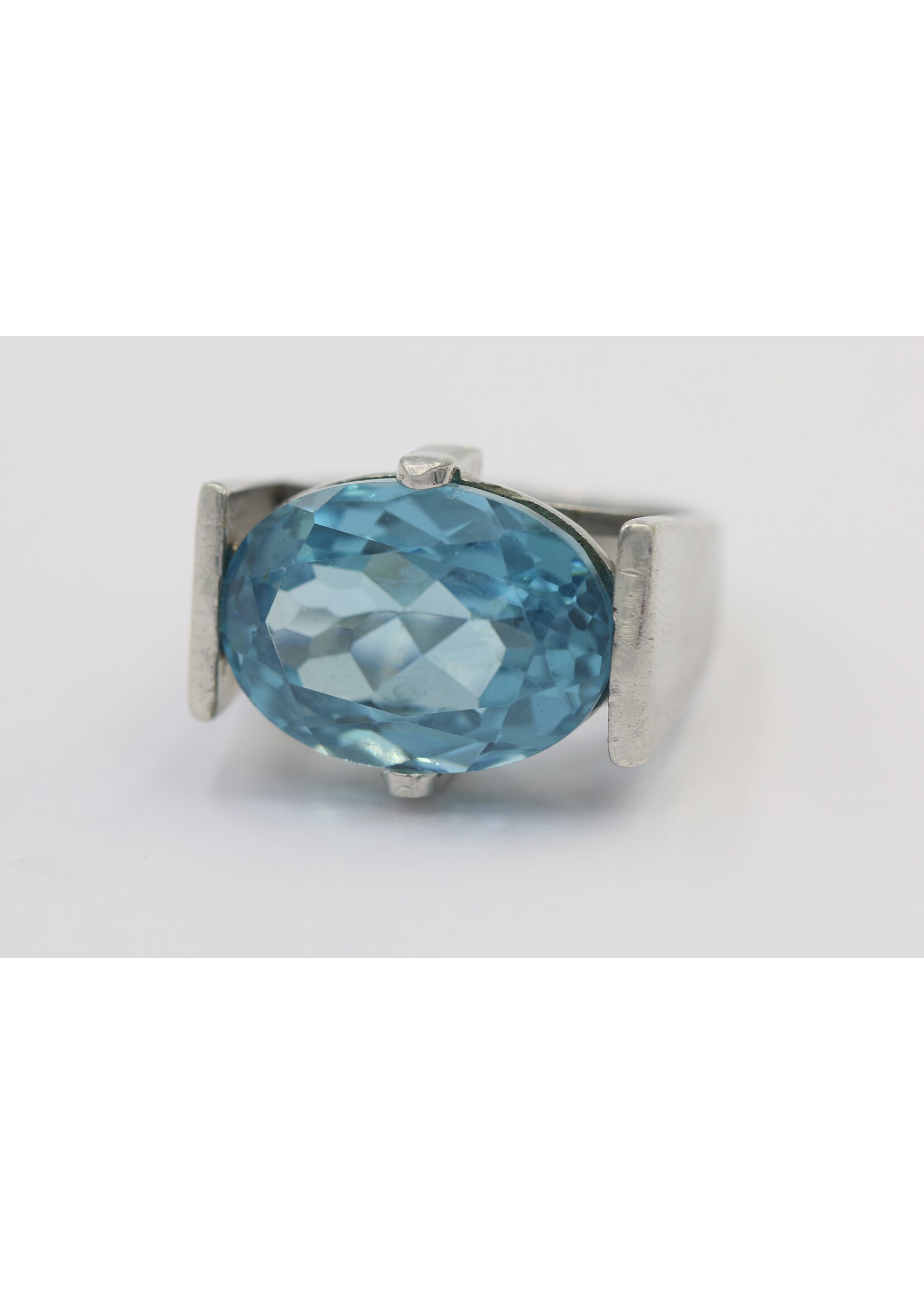Bague en argent 925 rhodié sertie d'une Topaze Bleue naturelle