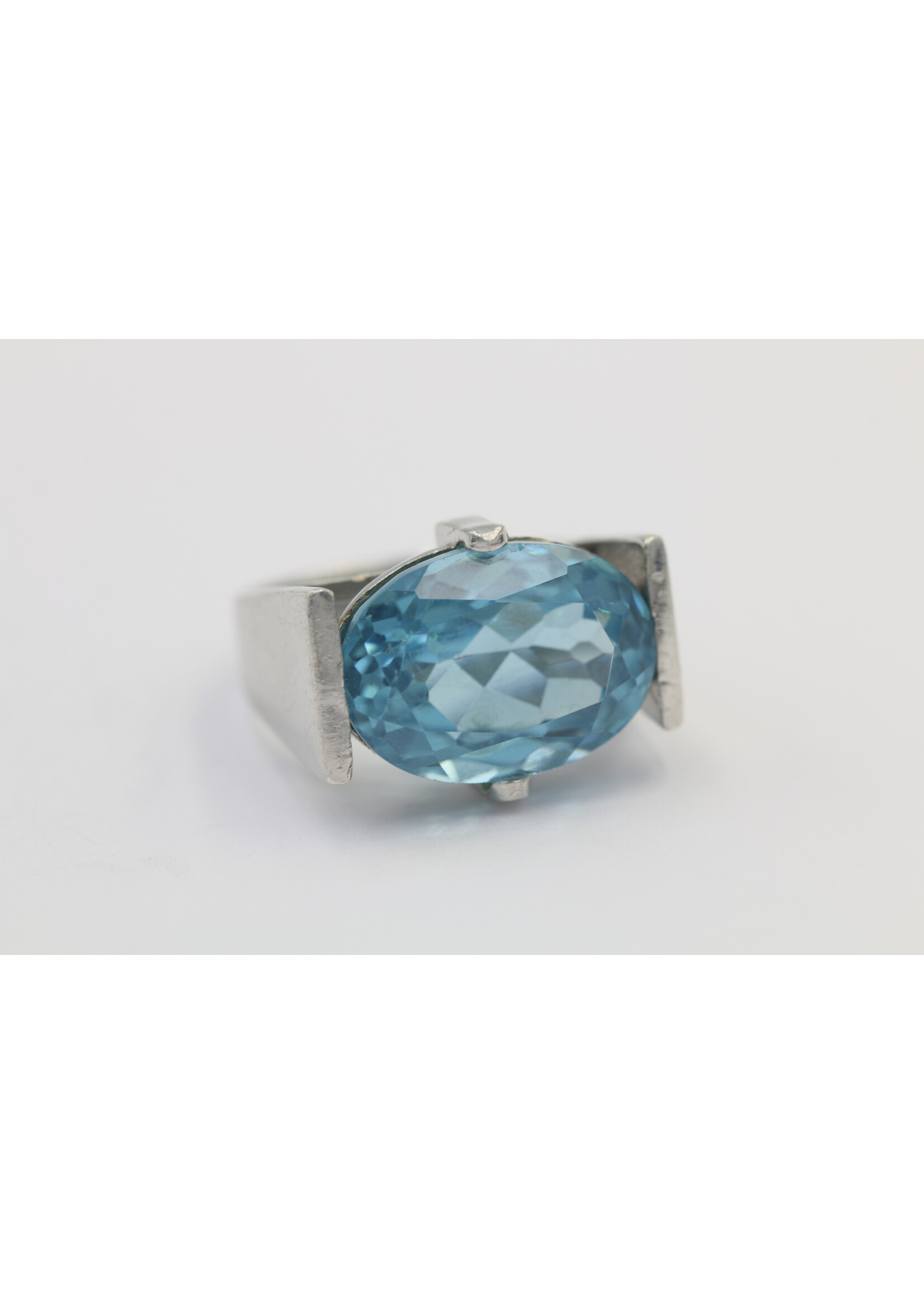 Bague en argent 925 rhodié sertie d'une Topaze Bleue naturelle