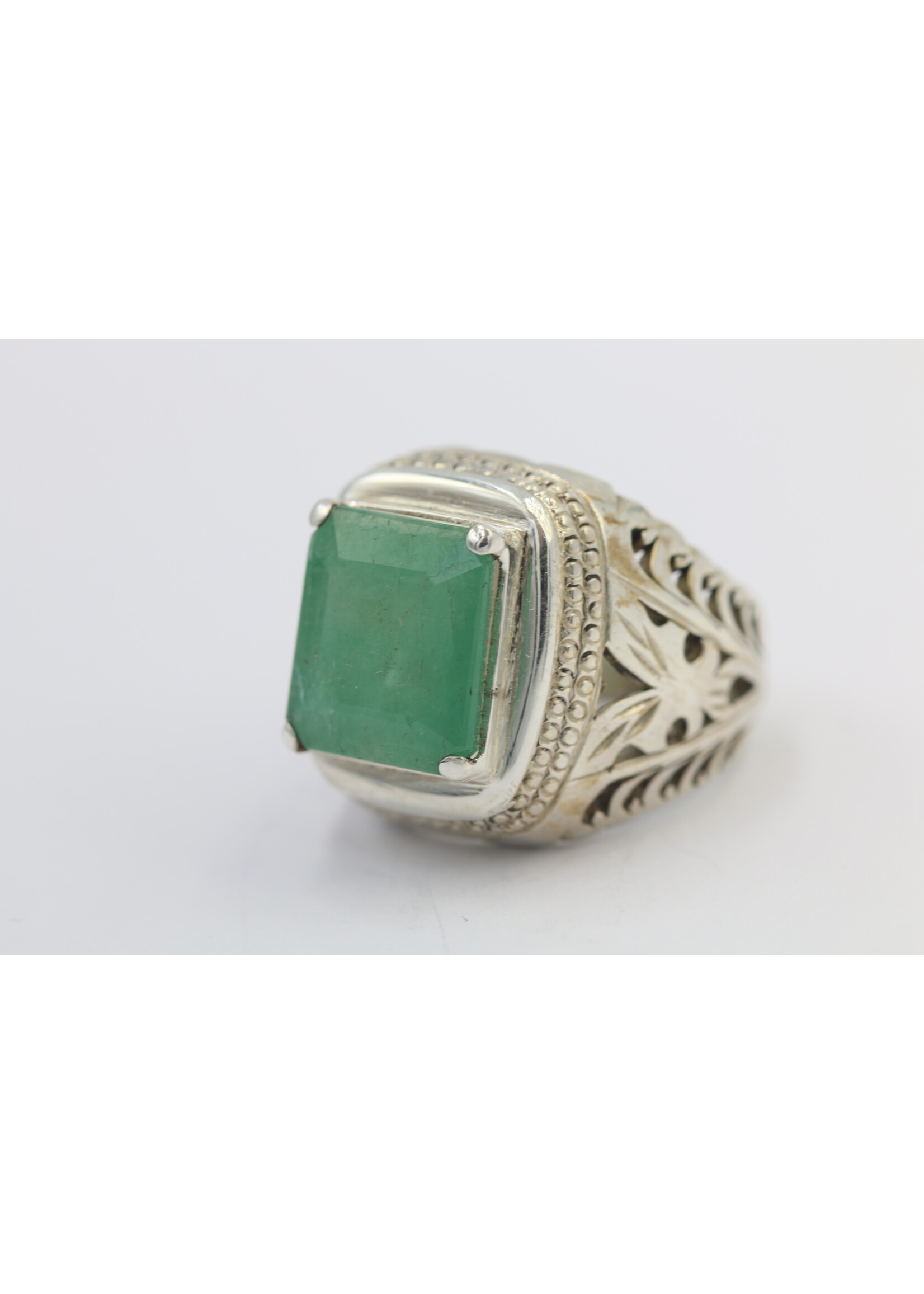 Bague en argent 925 sertie d'une émeraude naturelle