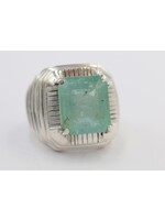 Ring with emerald