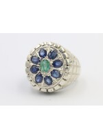 Ring with emerald and sapphires