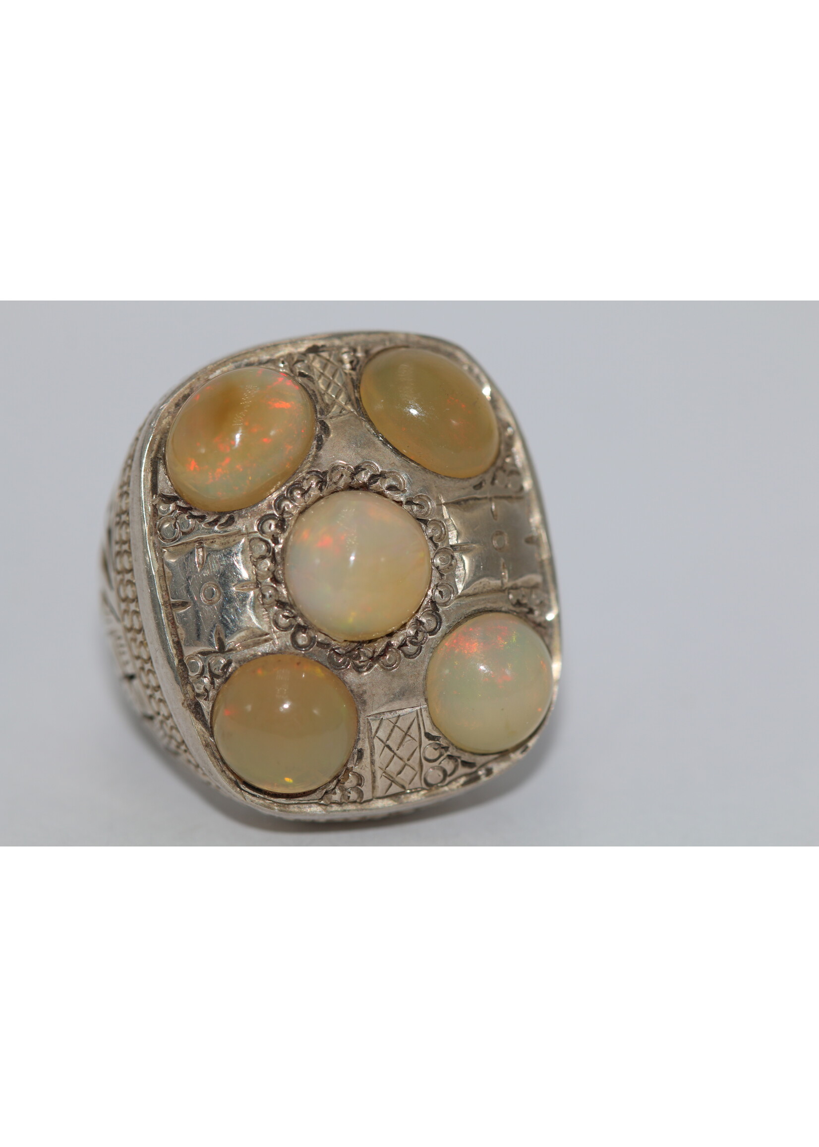 Bague en argent 925 sertie d'opales naturelles