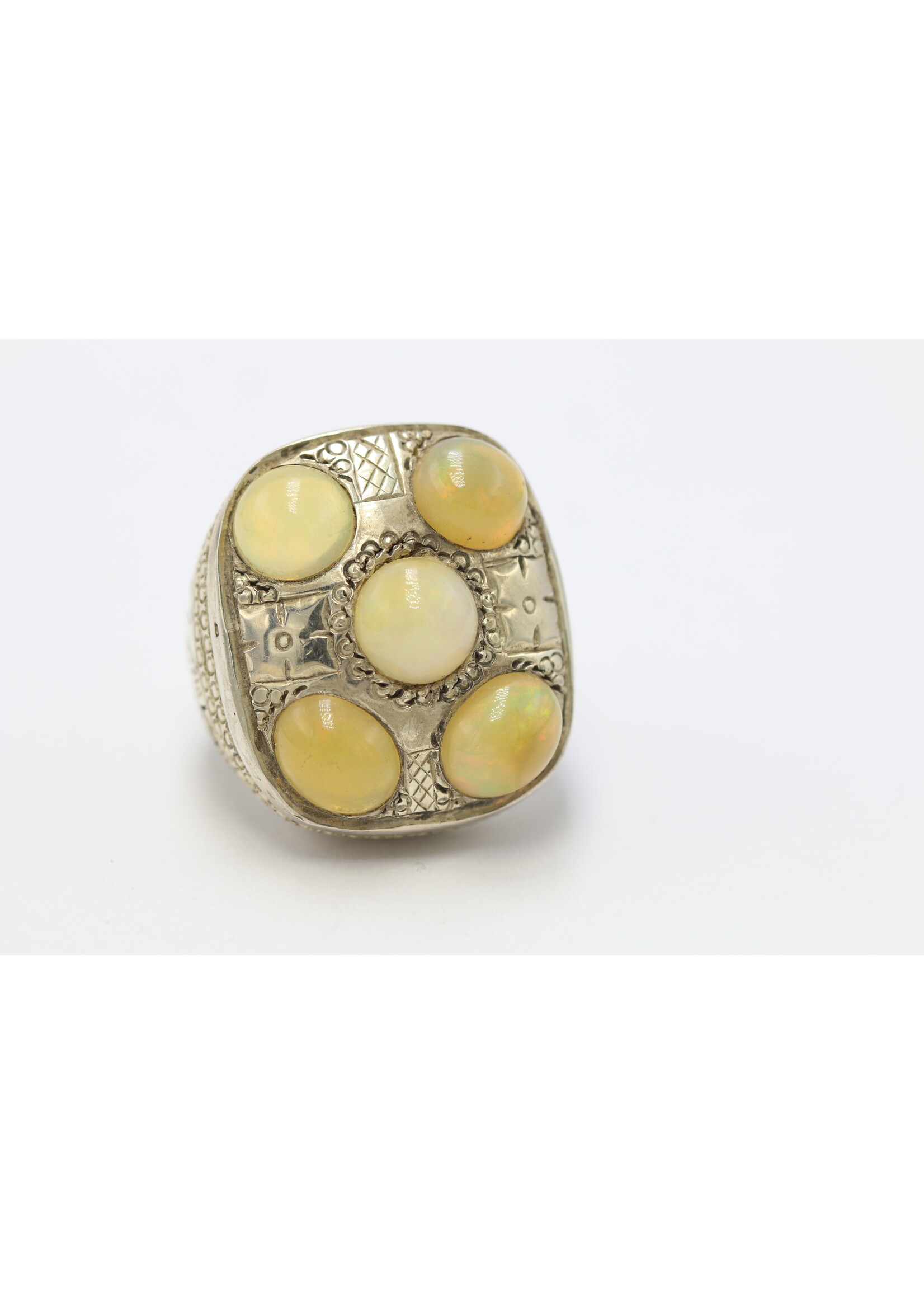 Bague en argent 925 sertie d'opales naturelles