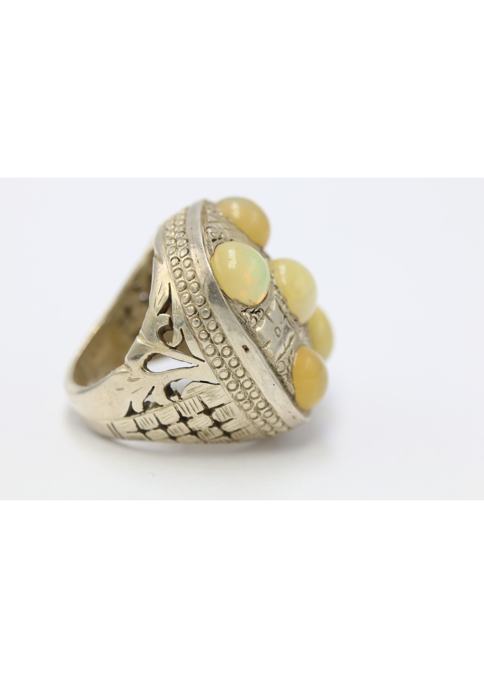 925 silver ring set with natural Opals