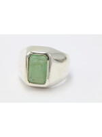 Ring with emerald