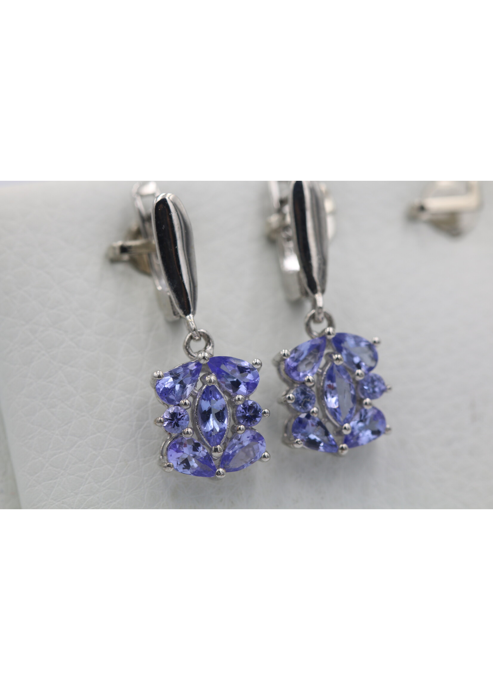Boucles d'oreilles en argent 925 rhodié serties de Tanzanites naturelles