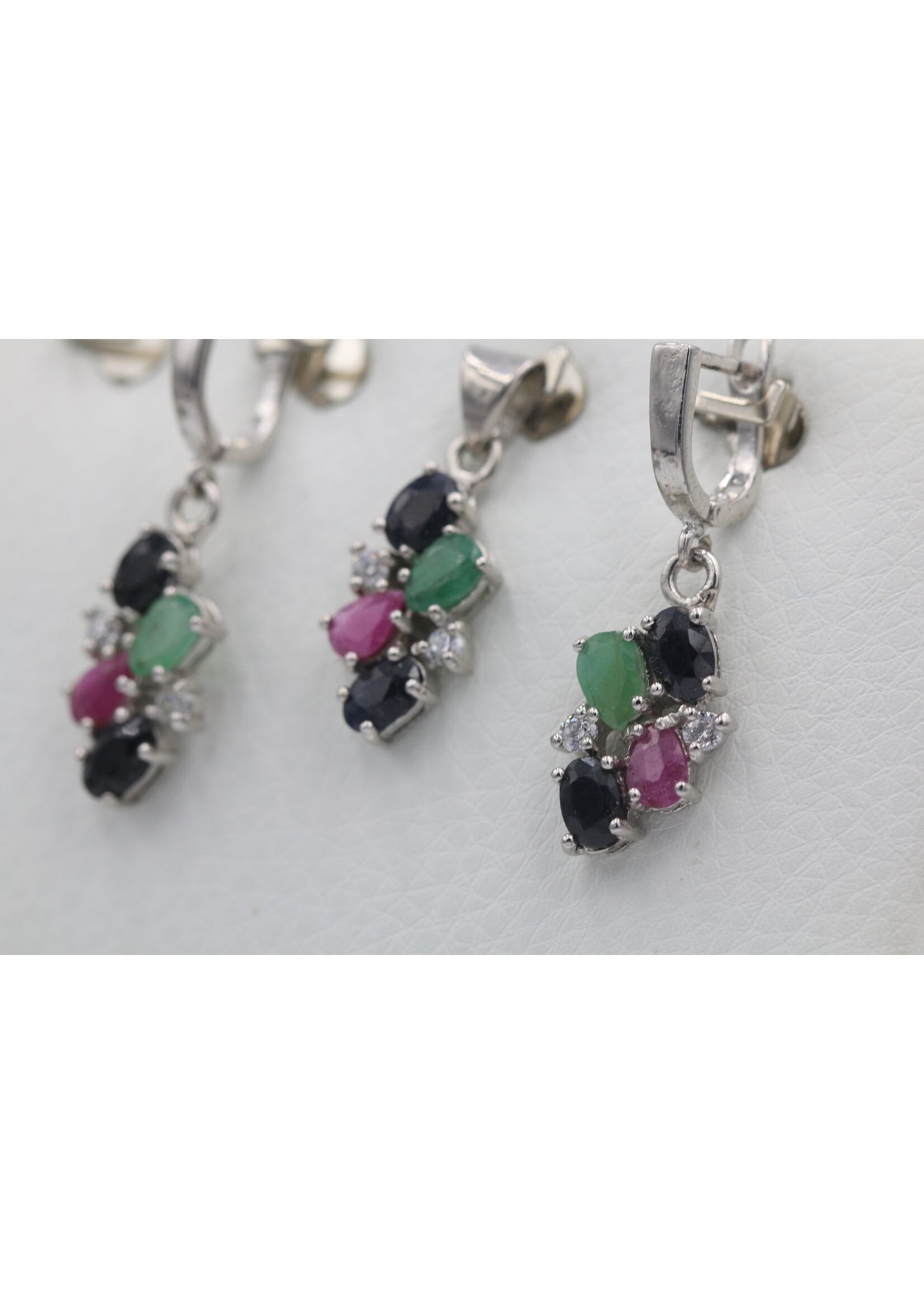 Parure in argento rodiato 925 con rubini naturali, smeraldi e zaffiri