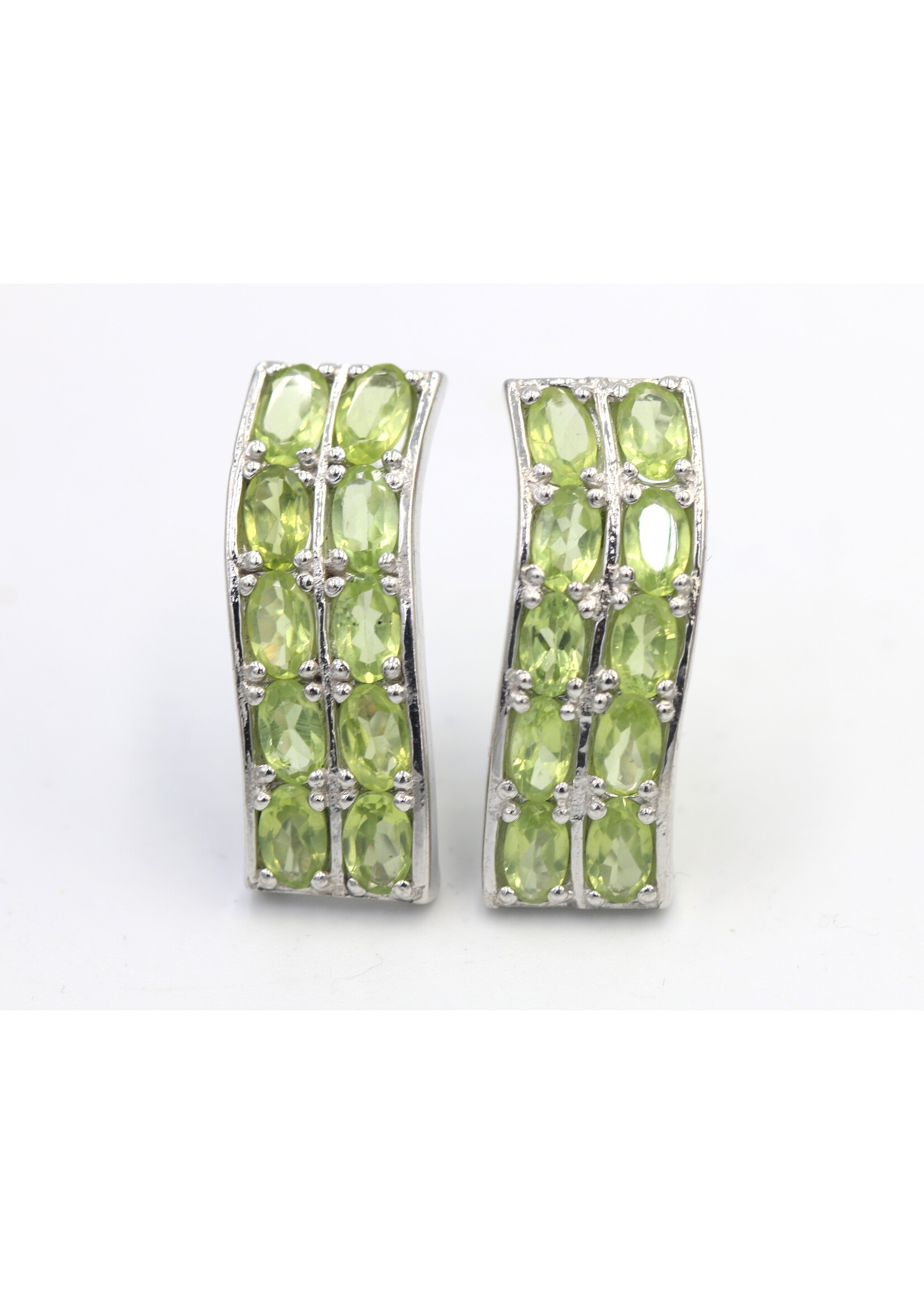 Boucles d'oreilles en argent 925 rhodié serties de Péridots naturels